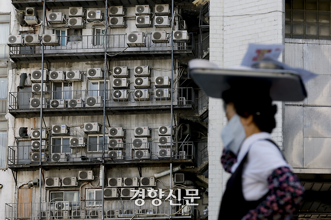 서울 동남권과 동북권, 서남권 등에 폭염 경보가 발효된 지난 29일 서울 도심의 한 건물 외벽에 에어컨 실외기가 가동되고 있다. 문재원 기자