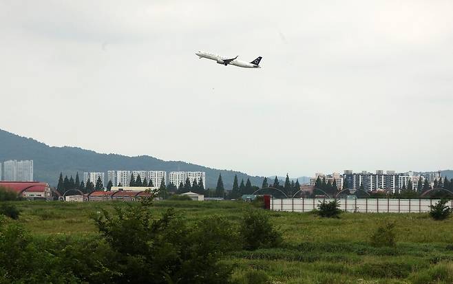 전남광주특별시 광산구 신촌동 군 공항 일원에서 민간 여객기가 이륙하고 있다. 청와대는 7월 6일 '3대 메가 프로젝트' 중 호남권 반도체 클러스터 조성 사업과 관련해 전남광주 군 공항 부지에 국가산단을 조성하기로 결정했다고 밝혔다. ⓒ연합뉴스