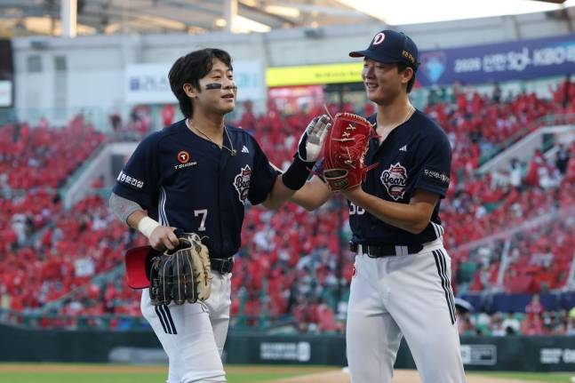 두산 베어스 최민석(오른쪽)이 30일 인천 SSG랜더스필드에서 열린 SSG 랜더스와 2026 신한 SOL KBO리그 방문경기에서 박찬호의 호수비로 이닝을 잘 막아내고 하이파이브를 하고 있다. /사진=두산 베어스 제공