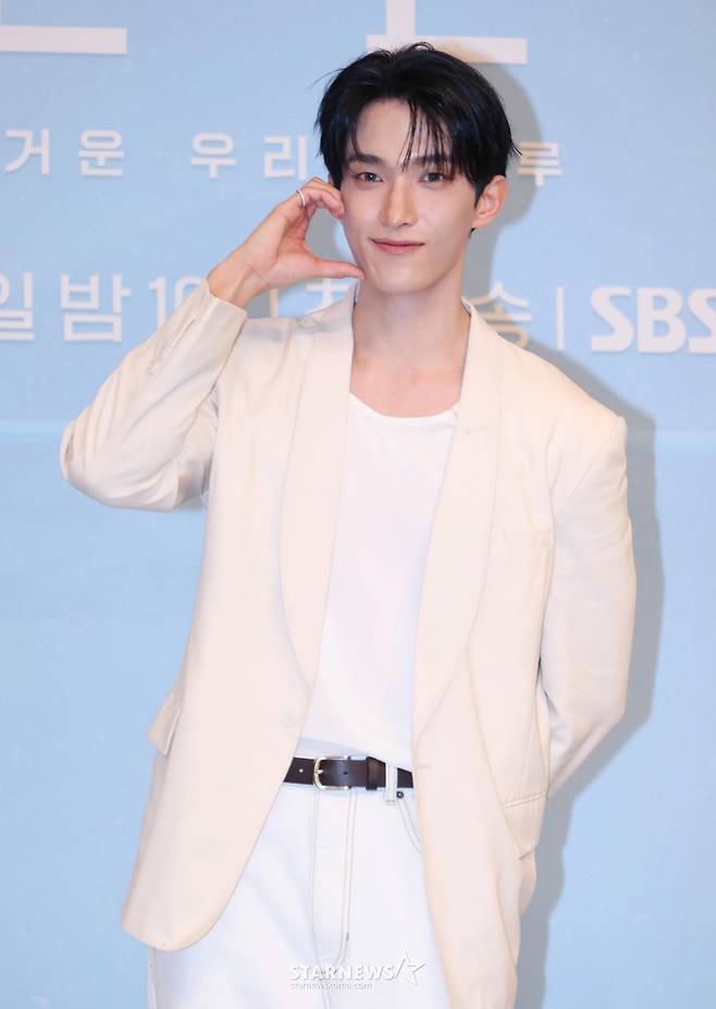 가수 도겸이 31일 오후 서울 양천구 목동 SBS에서 진행된 예능 프로그램 '내 남은 연애' 제작발표회에 참석해 포즈를 취하고 있다. /2026.07.31 /사진=이동훈 photoguy@