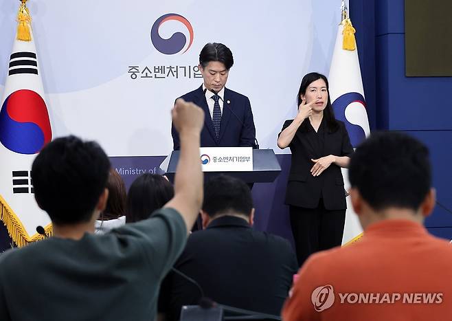 질문받는 노용석 중소벤처기업부 장관 직무대행 (서울=연합뉴스) 안정원 기자 = 노용석 중소벤처기업부 장관 직무대행 겸 제1차관이 31일 서울 종로구 정부서울청사 별관에서 모두의 창업 프로젝트 정보유출 경과 및 향후 계획에 대해 브리핑한 뒤 질문받고 있다. 2026.7.31 jeong@yna.co.kr