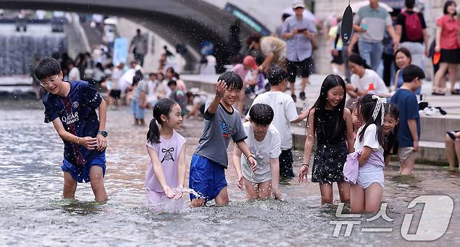 지난 31일 서울 청계천에서 열린 '2026 청계천 첨벙첨벙'을 찾은 어린이들이 즐거운 시간을 보내고 있다. 청계폭포부터 광통교까지 120m 구간에서 운영되는 '청계천 첨벙첨벙'은 8월 9일까지 이어진다. 2026.7.31 ⓒ 뉴스1 박지혜 기자