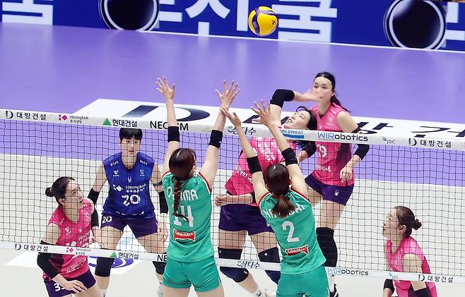 흥국생명은 1일 제주 한라체육관에서 열린 2026 제주 한중일 여자배구 탑클럽 슈퍼매치 개막전에서 오사카 마블러스에 완패했다. (KBSN 제공)