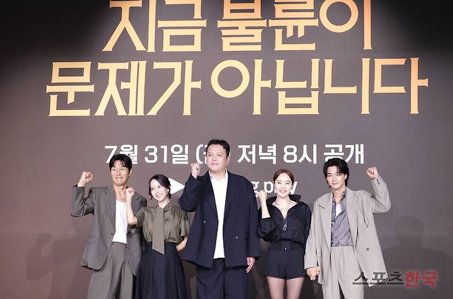 쿠팡플레이 시리즈 '지금 불륜이 문제가 아닙니다' 제작발표회에 참석한 김재철, 조여정, 이창희 감독, 김혜수, 김지훈. 2026.7.28 ⓒ이혜영 기자 lhy@hankooki.com
