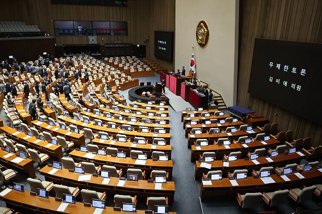 31일 서울 여의도 국회에서 열린 제437회 국회(임시회) 제3차 본회의에서 국회법 일부개정법률안(대안)에 대한 김미애 국민의힘 의원의 무제한토론(필리버스터)이 시작되자 여당 의원들이 본회의장을 나서고 있다. /뉴스1