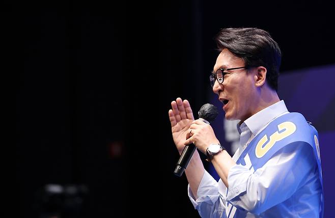 김민석 전 총리가 1일 충북 청주에서 열린 당대표·최고위원 순회경선 합동연설회에서 정견 발표를 하고 있다./연합뉴스