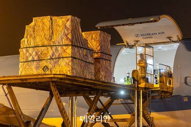 지난달 30일 인천국제공항 대한항공 화물터미널에서 관계자들이 삼성전자와 SK하이닉스의 반도체를 항공기에 적재하고 있다.ⓒ뉴시스