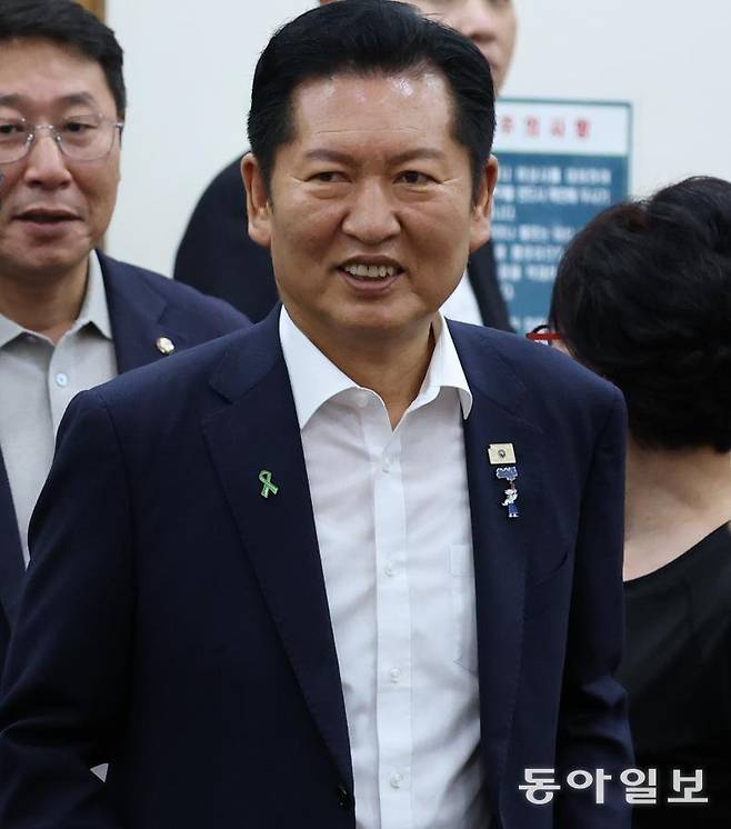 당권 경쟁자인 정청래 전 대표는 이날 오전 국회 의원회관에서 열린 ‘검찰수사권 폐지 이후 피해자 인권 강화 방안’ 토론회에 참석했다. 박형기 기자 oneshot@donga.com