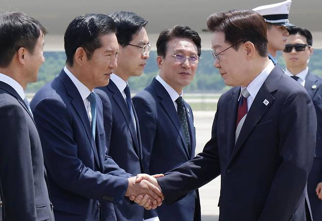 주요 7개국(G7) 정상회의 일정을 마친 이재명 대통령이 18일 경기 성남 서울공항에 도착해 정청래 더불어민주당 대표와 인사를 나누고 있다. 청와대사진기자단