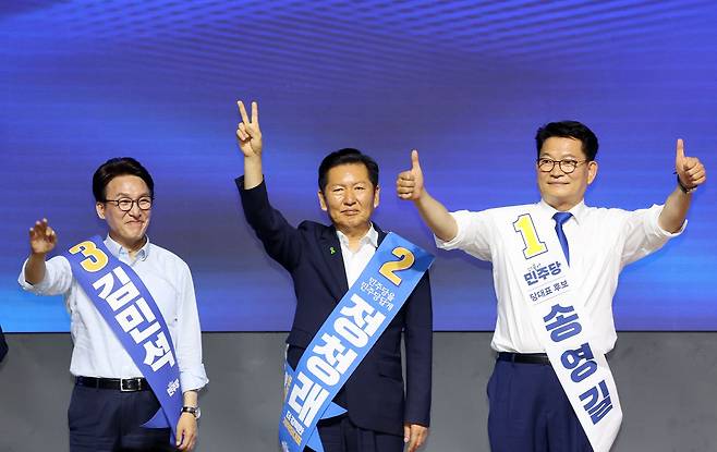 더불어민주당 김민석(왼쪽부터), 정청래, 송영길 당대표 후보가 1일 대전컨벤션센터에서 열린 당대표·최고위원 순회경선 합동연설회에서 인사하고 있다. 연합뉴스