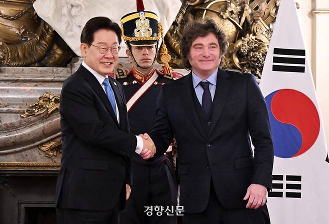 이재명 대통령이 31일(현지시간) 아르헨티나 부에노스아이레스 대통령궁에서 열린 환영식에서 하비에르 밀레이 대통령과 기념사진을 촬영하고 있다. 부에노스아이레스|이준헌 기자