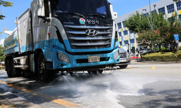 지난 31일 경남 양산시 남부동 한 도로에서 살수차가 물을 뿌리며 지나가고 있다. 이날 양산지역 최고 기온은 오후 1시 기준 41도로 올해 역대 최고 기온을 경신했다.
