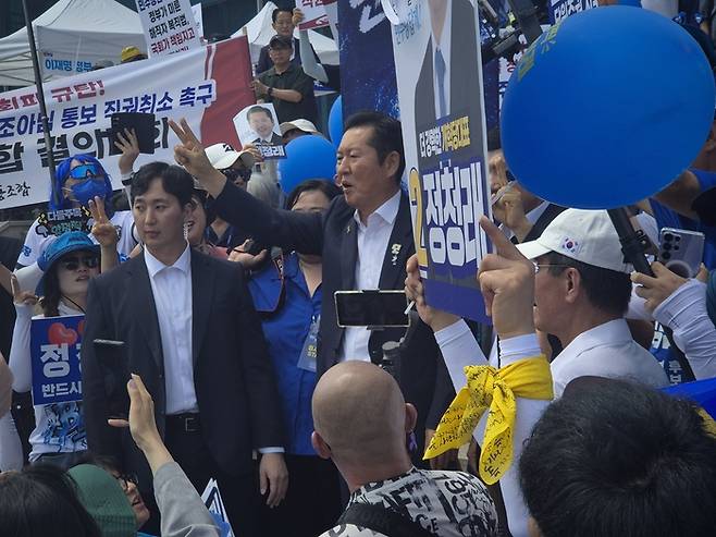 1일 더불어민주당 당대표·최고위원 순회경선 충북 합동연설회가 열린 충북 청주시 CJB미디어센터 앞에서 정청래 당대표 후보(가운데)가 지지자들에게 투표를 독려하고 있다 <류영욱 기자>