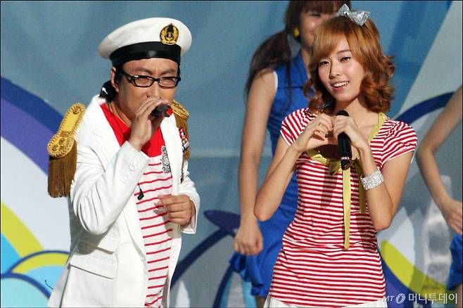 2009년 7월 25일 경기도 일산 MBC 드림센터서 진행된 '쇼! 음악중심'의 사전녹화에서 명카드라이브(박명수·제시카)가 멋진 무대를 선보이던 모습./사진=머니투데이DB