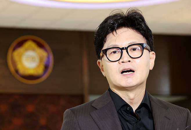한동훈 무소속 의원이 7월30일 국회 본회의장 앞에서 검사의 직접 수사 권한을 전면 폐지하는 형사소송법 개정안이 더불어민주당 주도로 본회의에 상정된 것과 관련 입장을 밝히고 있다. ⓒ 연합뉴스