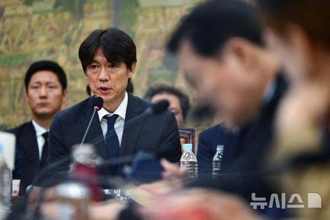 홍명보 전 축구대표팀 감독이 30일 서울 여의도 국회 문화체육관광위원회에서 열린 대한축구협회 현안 관련 청문회에 증인으로 출석해 의원들의 질의에 답하고 있다. /사진=뉴시스