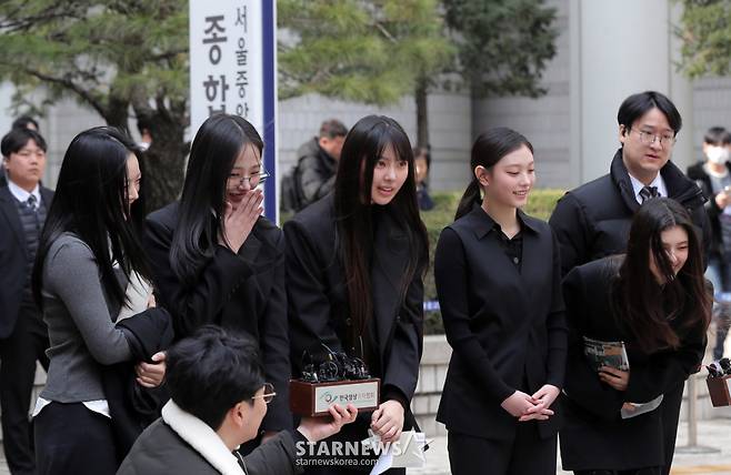 어도어가 뉴진스(NJZ) 멤버들을 상대로 제기한 '기획사 지위보전 및 광고계약 체결 등 금지 가처분' 첫 심문기일이 7일 오전 서울 서초구 중앙지방법원에서 열린 가운데 걸그룹 뉴진스가 공판을 마친 뒤 입장을 밝히고 있다. 2025.03.07 /사진=김창현 chmt@