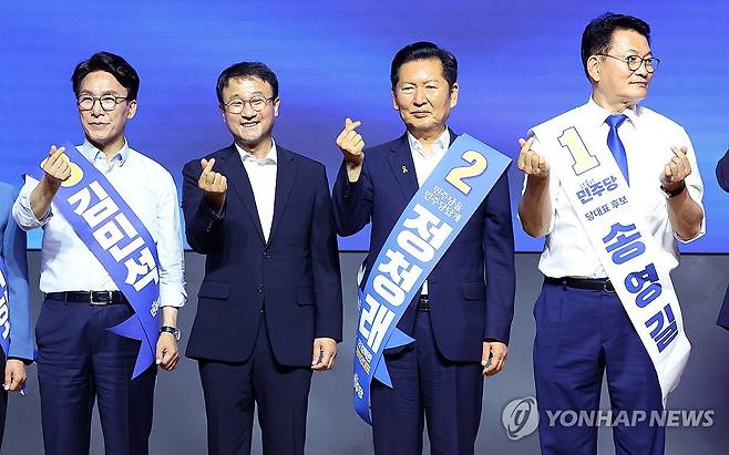 민주당, 대전·세종시당 합동연설회 (대전=연합뉴스) 이동해 기자 = 한병도 더불어민주당 대표 직무대행 겸 원내대표가 1일 대전컨벤션센터에서 열린 당대표·최고위원 합동연설회에서 당대표 후보들과 기념 촬영을 하고 있다.
왼쪽부터 김민석 당 대표 후보, 한 대표 직무대행, 정청래·송영길 당 대표 후보. 2026.8.1 eastsea@yna.co.kr