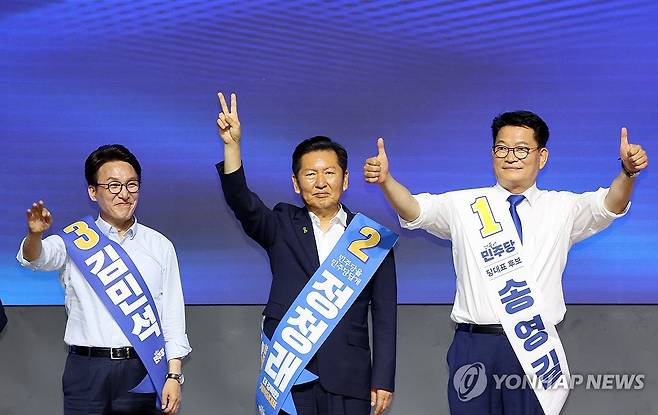 표심 구애하는 민주당 당 대표 후보들 (대전=연합뉴스) 이동해 기자 = 더불어민주당 김민석(왼쪽부터), 정청래, 송영길 당 대표 후보가 1일 대전컨벤션센터에서 열린 당대표·최고위원 순회경선 합동연설회에서 인사하고 있다. 2026.8.1 eastsea@yna.co.kr