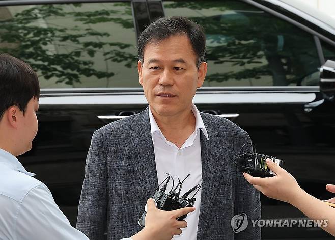 종합특검 출석하며 질문에 답하는 윤한홍 의원 (과천=연합뉴스) 최재구 기자 = 국민의힘 윤한홍 의원이 대통령실 관저 이전 공사를 둘러싼 비위 의혹과 관련해 직권남용권리행사방해 혐의 피의자 신분으로 조사를 받기 위해 1일 과천 종합특검 사무실로 출석하며 취재진의 질문을 받고 있다. 2026.8.1 jjaeck9@yna.co.kr