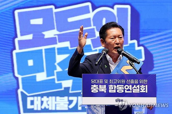 정견 발표하는 정청래 당 대표 후보 (청주=연합뉴스) 이동해 기자 = 더불어민주당 정청래 당 대표 후보가 1일 충북 청주시 CJB미디어센터에서 열린 당대표·최고위원 순회경선 합동연설회에서 정견 발표를 하고 있다. 2026.8.1 eastsea@yna.co.kr