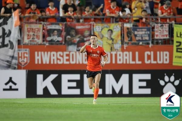 K리그2 화성FC 플라나가 1일 화성종합스포츠타운에서 열린 대구FC와의 경기에서 득점한 뒤 기뻐하고 있다./한국프로축구연맹 제공