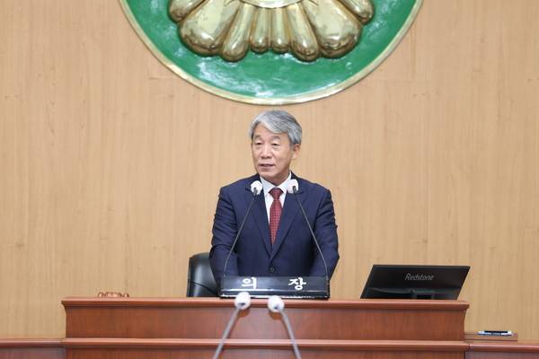 정영환 고성군의회 의장이 7월 31일 임시회 본회의에서 발언하고 있다. /고성군의회