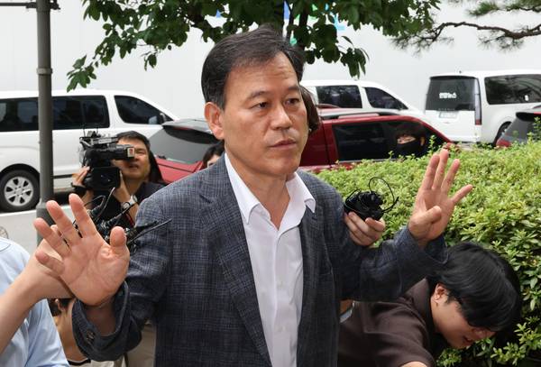 윤한홍(국민의힘·창원 마산회원) 의원이 1일 대통령실 관저 이전 공사를 둘러싼 비위 의혹과 관련해 직권남용권리행사방해 혐의 피의자 신분으로 특검 조사를 받았다. 윤 의원이 경기도 과천시 종합특검 사무실로 출석하며 취재진 질문을 받고 있다. /연합뉴스