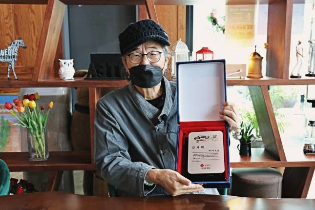 2021년 롯데웰푸드가 협업 40주년 기념으로 박수동 화백에게 감사패를 전달했다. /사진=롯데웰푸드