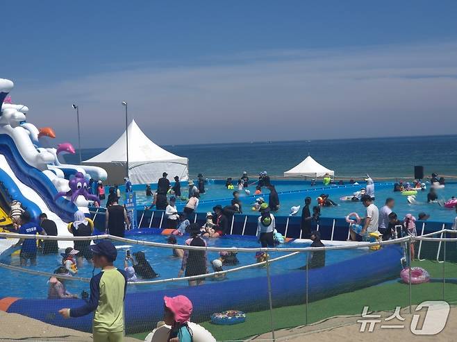 올 여름 피서 극성수기를 맞은 2일 강원 강릉 경포해수욕장에 마련된 어린이 물놀이 시설에서 아이들이 즐거운 하루를 보내고 있다. 2026.8.2/뉴스1 윤왕근 기자