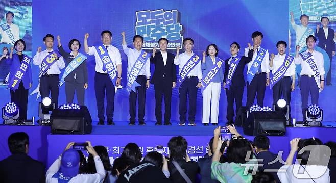 한병도 더불어민주당 당대표 직무대행 겸 원내대표(왼쪽 여섯 번째)가 2일 부산 벡스코에서 열린 당대표·최고위원 합동연설회에서 후보들과 기념 촬영을 하고 있다. 왼쪽부터 최민희·김영호·임미애 최고위원 후보, 송영길·정청래 당대표 후보, 한 직무대행, 김민석 당대표 후보, 서미화·박선원·김용·이성윤·한민수 최고위원 후보. 2026.8.2 ⓒ 뉴스1 신웅수 기자