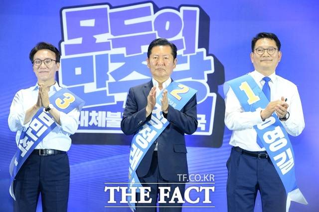 2일 울산 울주군 삼남면 울산전시컨벤션센터 3층 컨벤션홀에서 열린 더불어민주당 당대표 및 최고의원 후보자 선출을 위한 합동연설회에서 당대표 후보자들이 박수를 치고 있다. 왼쪽 김민석, 정청래, 송영길 당대표 후보. /뉴시스