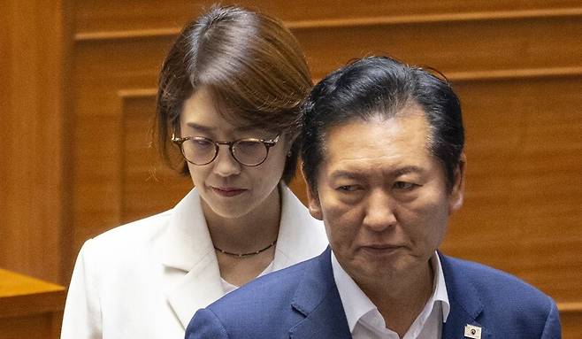 지난달 21일 국회 본회의에 출석한 더불어민주당 당 대표 후보 정청래 전 대표(앞)와 고민정 의원. 연합뉴스