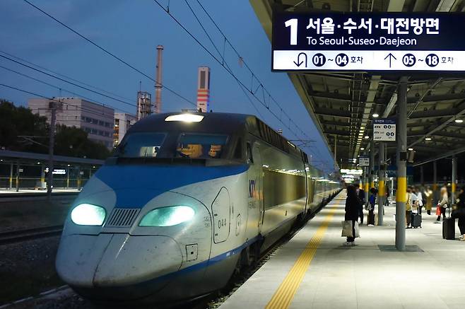 경부선 구간을 운행 중인 KTX 열차. 한국일보 자료사진