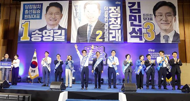2일 울산 울주군 삼남면 울산전시컨벤션센터 3층 컨벤션홀에서 열린 더불어민주당 당대표 및 최고의원 후보자 선출을 위한 합동연설회에서 김민석 당대표 후보가 당원들에게 인사를 하고 있다. 울산=뉴시스