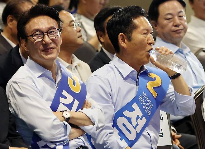 더불어민주당 김민석(왼쪽)·정청래 당 대표 후보가 2일 울산전시컨벤션센터에서 열린 당대표·최고위원 순회경선 합동연설회에서 송영길 후보의 정견 발표를 듣고 있다. 울산=연합뉴스