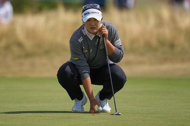 1일 AIG 여자오픈 3라운드 중 그린을 읽고 있는 유해란. AP=연합뉴스