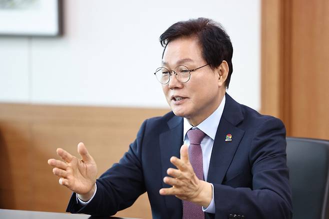 박완수 경남도지사가 최근 경남도청 도지사 집무실에서 매일경제와 인터뷰하면서 민선 9기 비전에 대해 설명하고 있다. 경남도