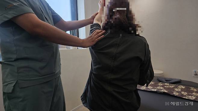 지난 30일 오후 2시께 서울 동대문구 전농동의 한 정형외과에서 50대 환자가 도수치료를 받는 모습. 이우중 수습기자