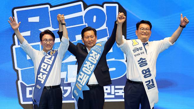 김민석(왼쪽부터), 정청래, 송영길 더불어민주당 당 대표 후보가 1일 충북 청주시 CJB미디어센터에서 열린 당대표·최고위원 순회경선 합동연설회에서 손을 맞잡고 인사하고 있다. ⓒ연합뉴스