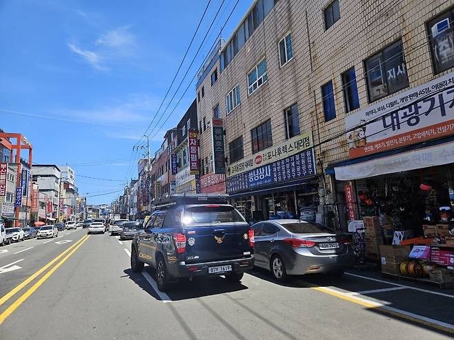 포항시 죽도시장 인근 공구상가 거리 하루종일 이중주차와 인도가 없어 북세통인 전경. /임창희기자