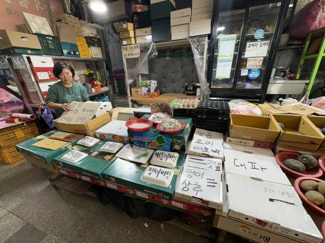3일 오전 경남 김해시 외동전통시장은 연일 이어진 폭염 탓에 시민들의 발길이 눈에 띄게 줄었다(위). 이날 외동전통시장의 한 채소가게에서는 가뜩이나 손님도 없는데 더운 날씨에 채소가 상할까봐 실제 상품이 아닌 상품명이 적힌 글자판만 매대에 진열해 놓고 있다. 이경민 기자
