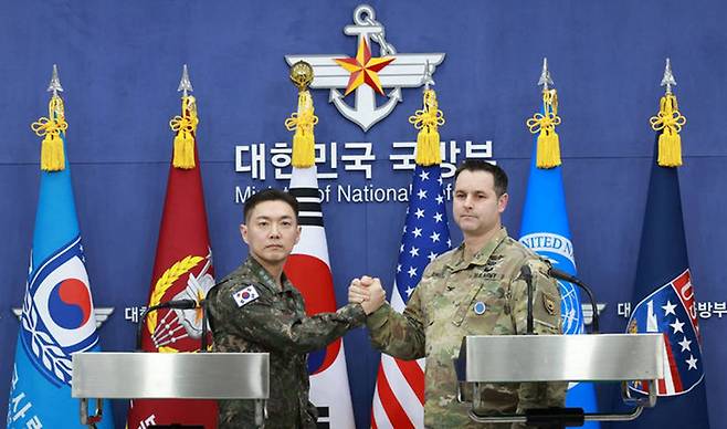 장도영 합동참모본부 공보실장과 라이언 도날드 주한미군사 공보실장이 지난해 '자유의 방패' 연습 계획을 발표하는 모습. 뉴시스