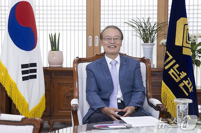 김희곤 독립기념관장이 지난 7월 15일 충남 천안 독립기념관 관장집무실에서 '뉴스1 초대석' 인터뷰에서 답변하는 모습. 2026.7.15./ⓒ 뉴스1(독립기념관 제공)