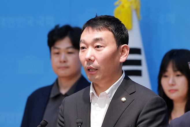 더불어민주당 김용민 의원이 16일 국회 소통관에서 민주당원 단체들과 검찰 보완수사권 폐지와 관련해 수사·기소 분리 대선 공약을 지켜달라고 촉구하는 기자회견을 하고 있다. /연합뉴스