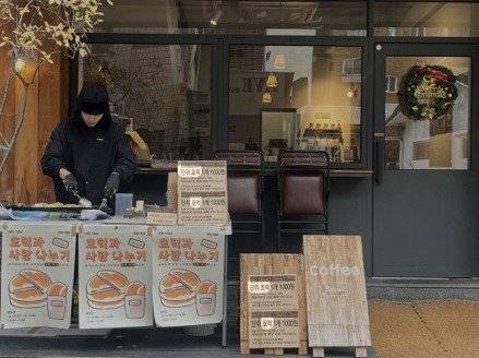 카페 ‘단위’의 문규태 대표가 ‘호떡과 사랑 나누기’ 행사를 연 모습. 문규태 대표 제공