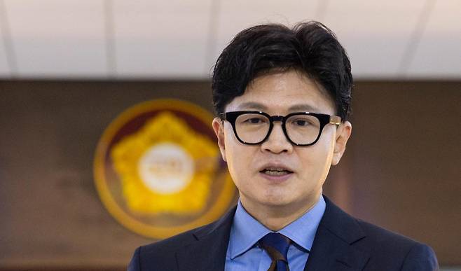 검찰 보완수사권 완전폐지 법안(형사소송법 개정안)이 여당 주도로 국회 본회의를 통과한 지난달 30일, 무소속 한동훈 의원이 국회에서 형소법 개정안 통과 관련 입장을 밝히고 있다.