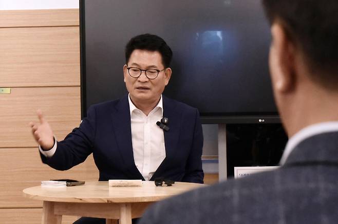 더불어민주당 당권 주자인 송영길 후보가 3일 전남광주 광양 광양시의회에서 시민 공감 토크콘서트를 갖고 발언을 하고 있다. 광양=뉴스1