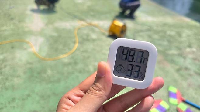 2일 경기도 김포에 위치한 한 아파트 옥상에서 측정한 온도. 이날 오전 10시 반 기준 옥상 표면에 둔 온습도계에는 49.7도가 기록됐다. 노유림 기자