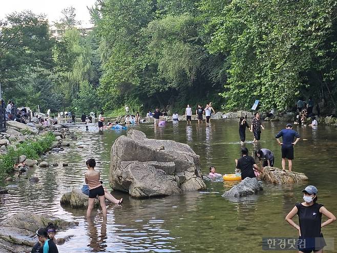 지난 1일 오후 4시30분께 서울 관악구 신림동 관악산으뜸공원에 있는 신림계곡이 방문객들로 북적이고 있다. /사진=박수빈 기자
